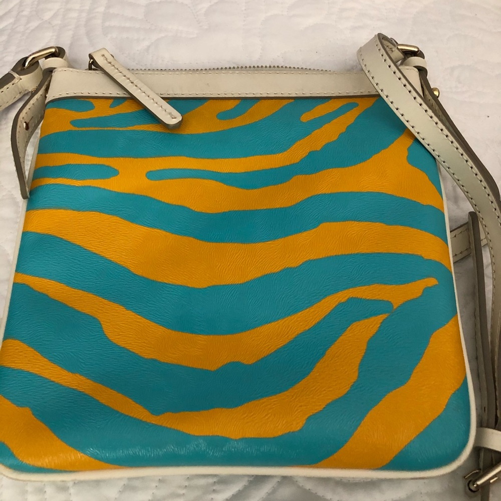 Dooney and Bourke crossbody bag - Picture 3 of 3
